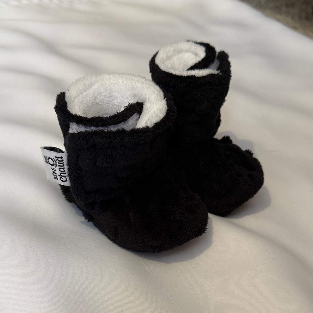 BÉBÉ AU CHAUD BLACK SLIPPERS - SIZE 0-3 M (NEWBORN)